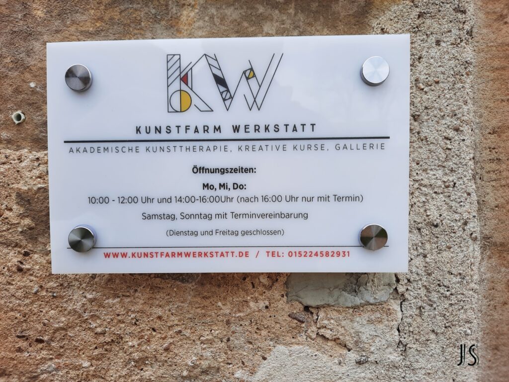 Kunstfarmwerkstatt schild auf burg liebstedt foto jörg schuster