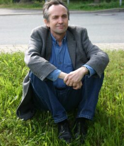 Micky im gras sitzend