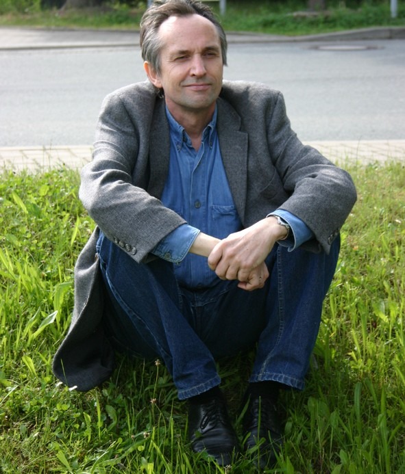 Micky im gras sitzend